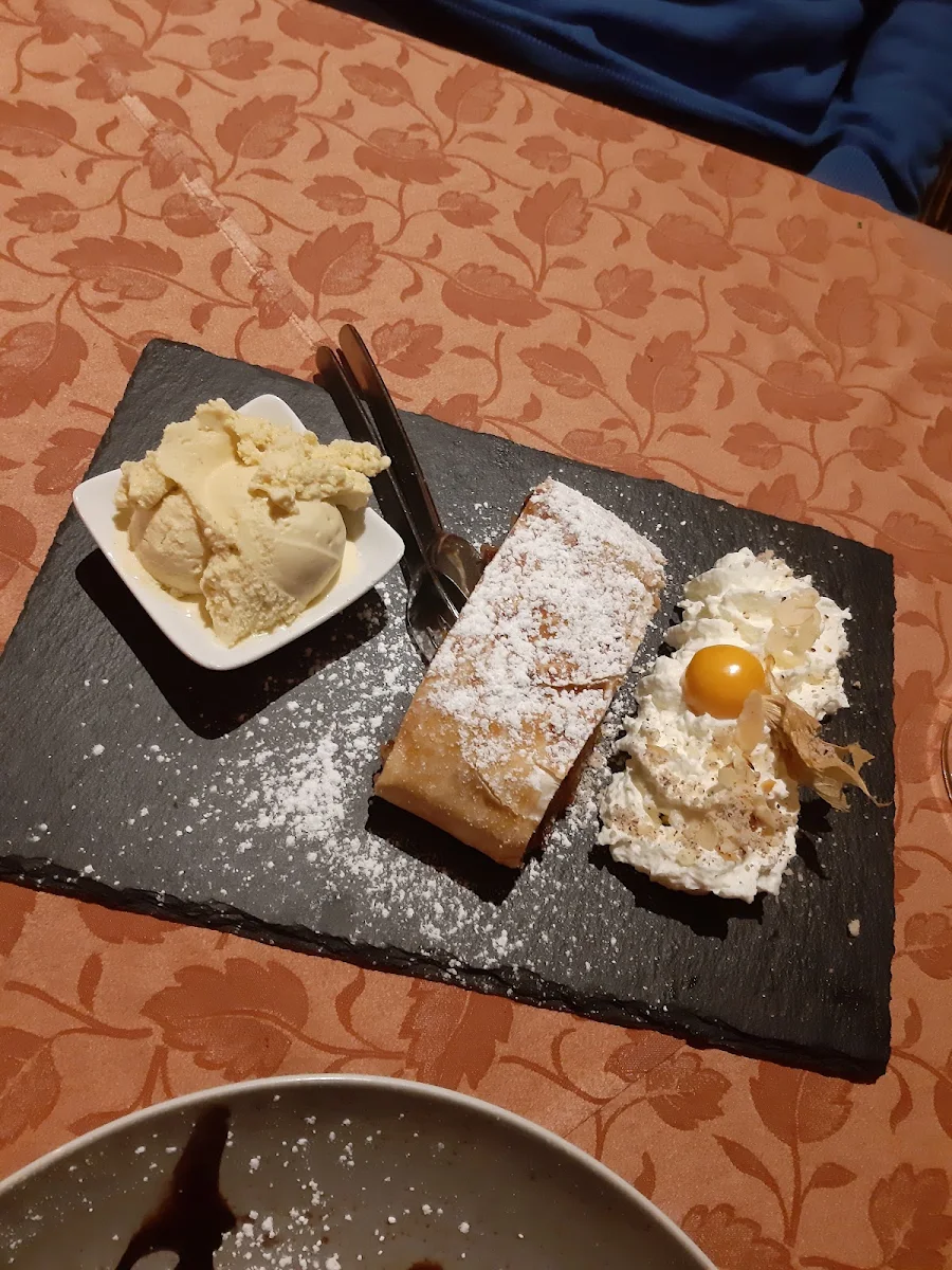 Apfelstrudel Mit Vanilleeis