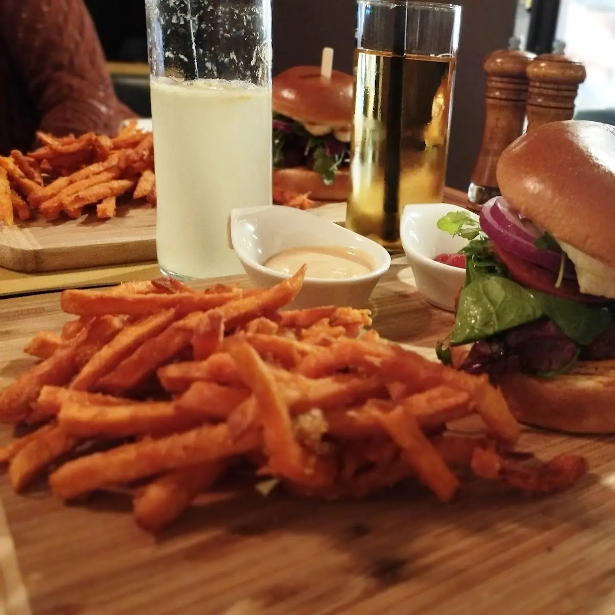 Veggie Burger Mit Süßkartoffel Pommes