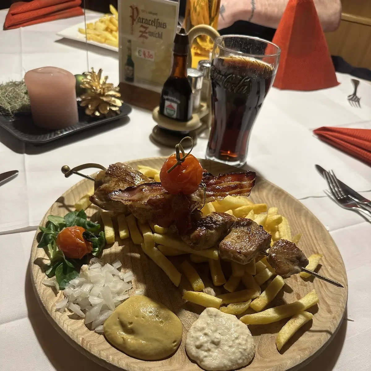 Brocheta de Cerdo Con Patatas Beicon Crujiente Y Salchicha Con Salsa de Mostaza