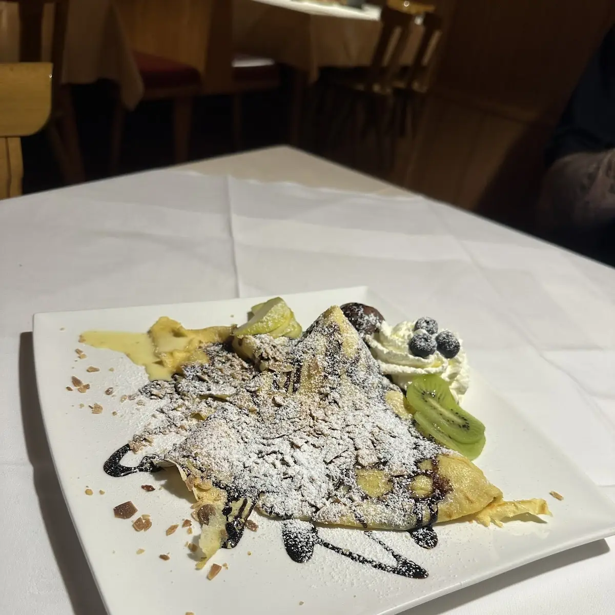 Crep Con Helado de Chocolate Y Frutas