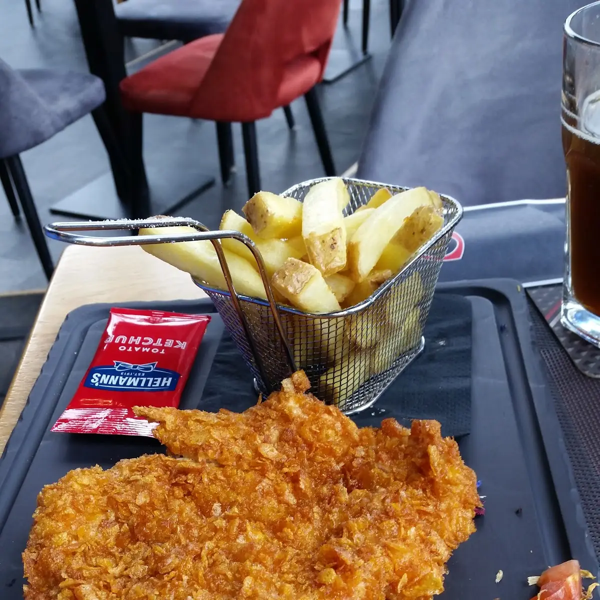 Knuspriges Hähnchenschnitzel Mit Pommes