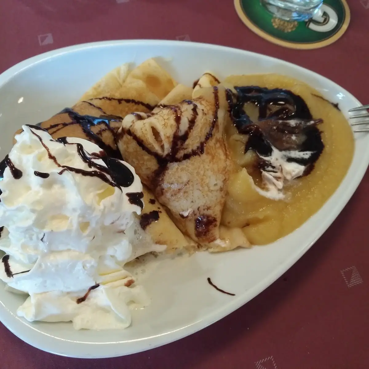 Palatschinken Mit Schoko-nuss-füllung Und Schlag