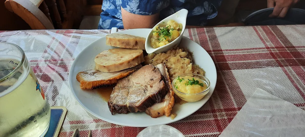 Spanferkel Mit Knödel Sauerkraut