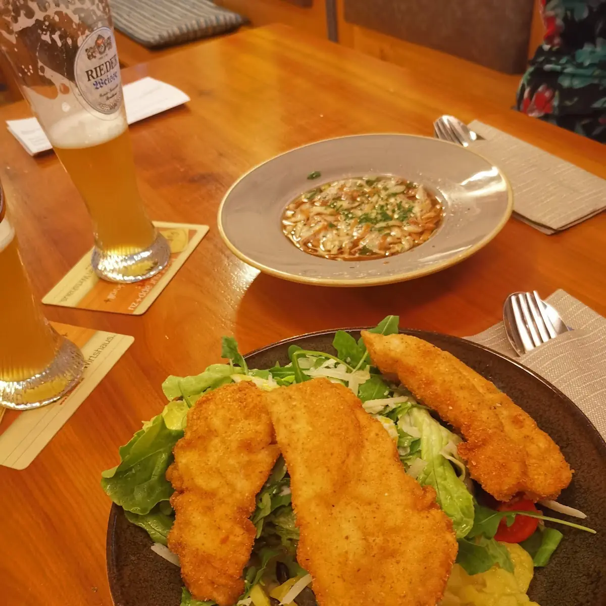 Gebackene Hühnerstreifen Auf Salat