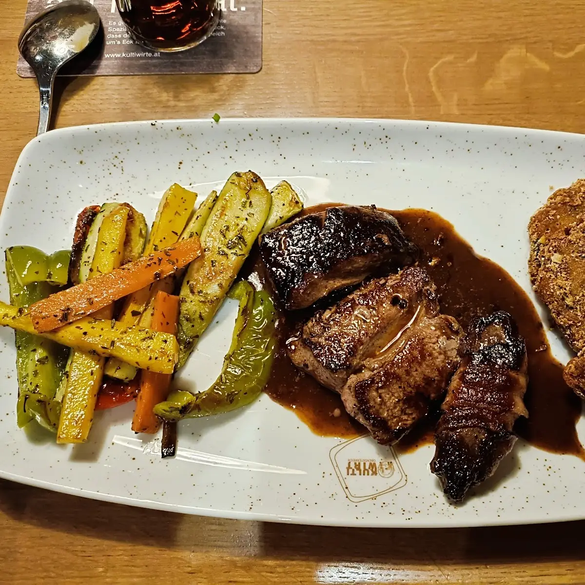 Wildes Grillteller Kartoffelkürbispuffer Gemüse Kräuterbutter