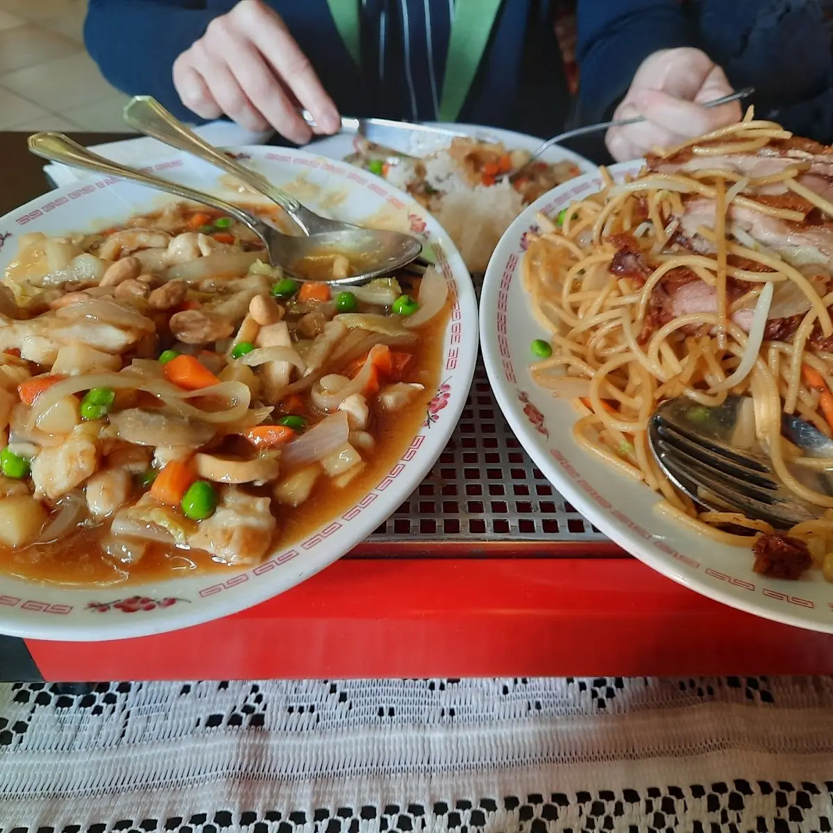 Hühnerfleisch Mit Mandeln Und Gebratene Nudeln Mit Knuspriger Ente