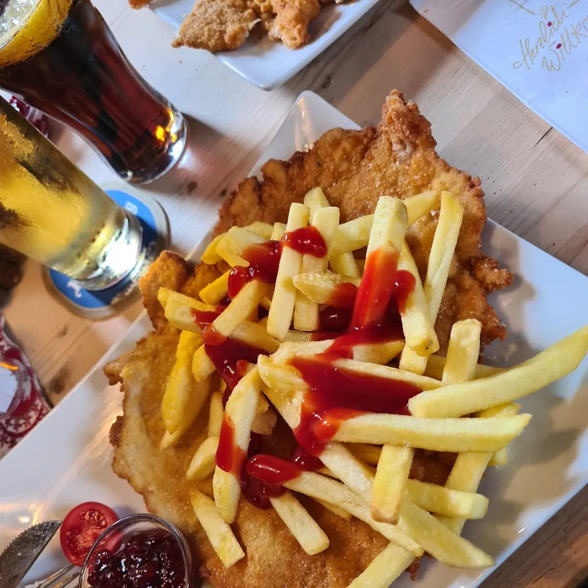 Cotoletta Alla Milanese Con Patate Fritte E Marmellata Ai Mirtilli Rossi