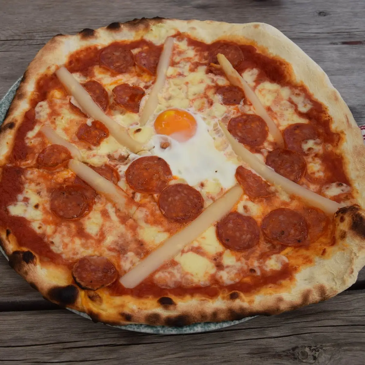 Pizza Mit Spargel Und Spiegelei