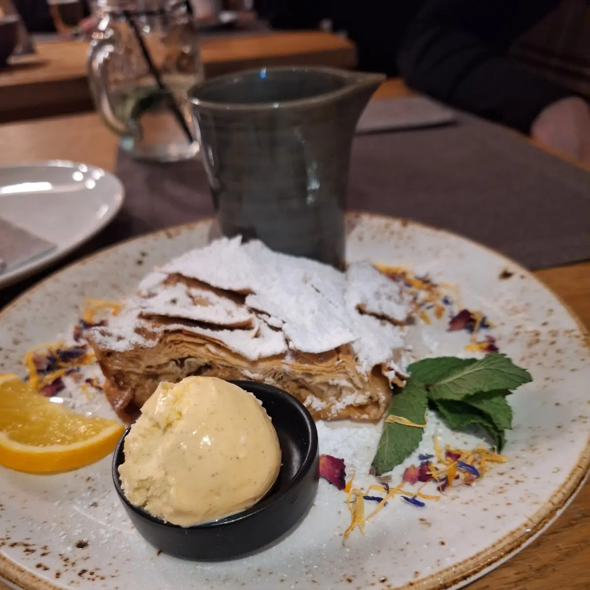 Apfestrudel Mit Eis & Vanilleeis