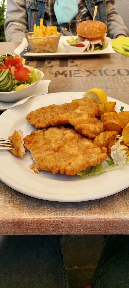 Wiener Schnitzel Mit Bratkartoffeln Und Gemischter Salat