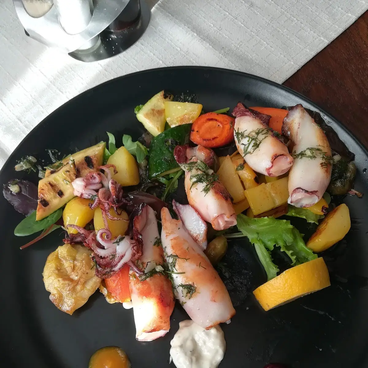Mit Mozzarella Und Schinken Gefüllte Kalamari Und Gebratenes Gemüse