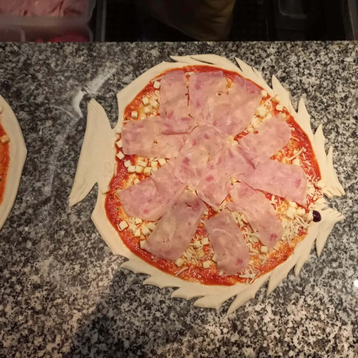 Pizza Mit Schinken In Fischform