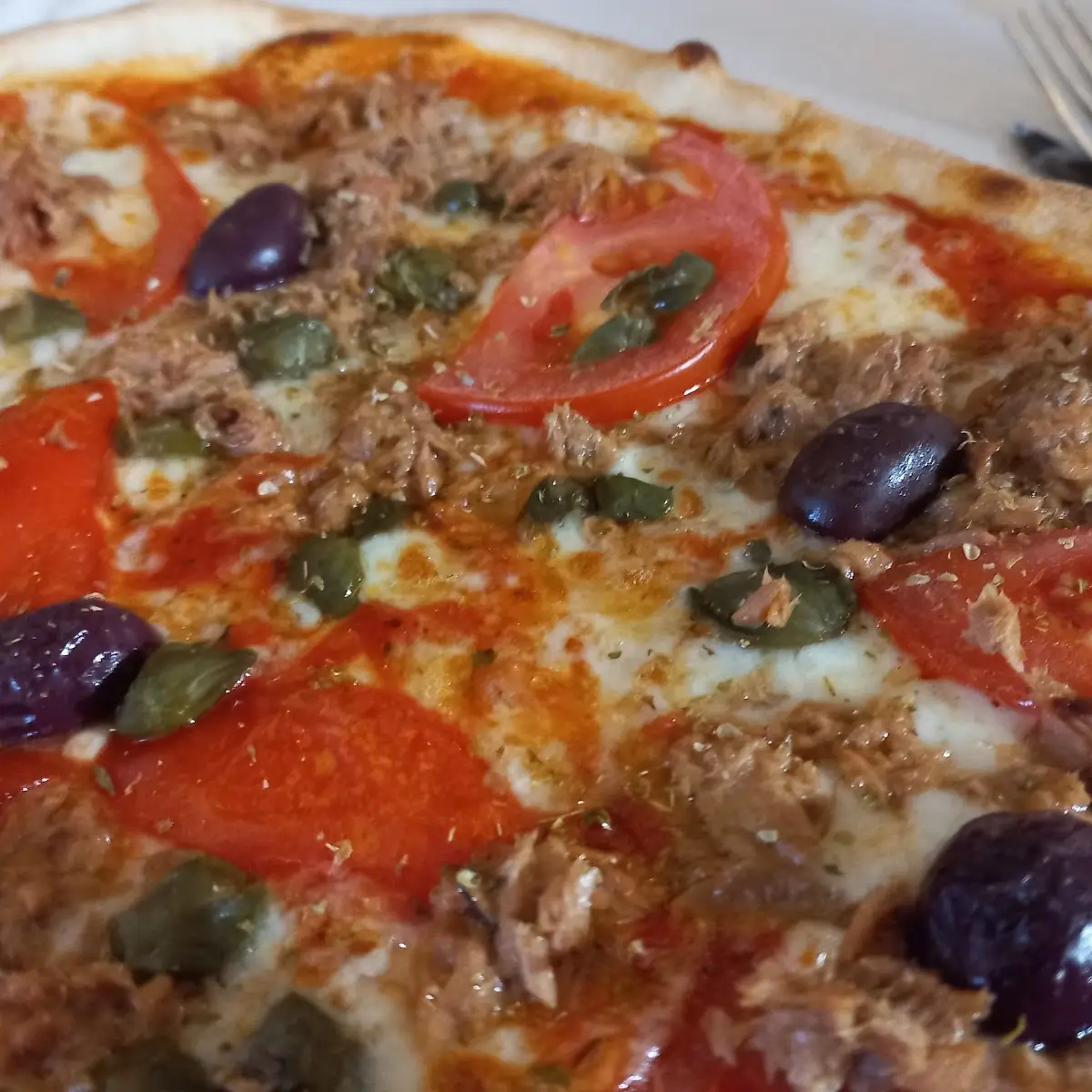 Pizza Mit Thunfisch Oliven Und Kapern
