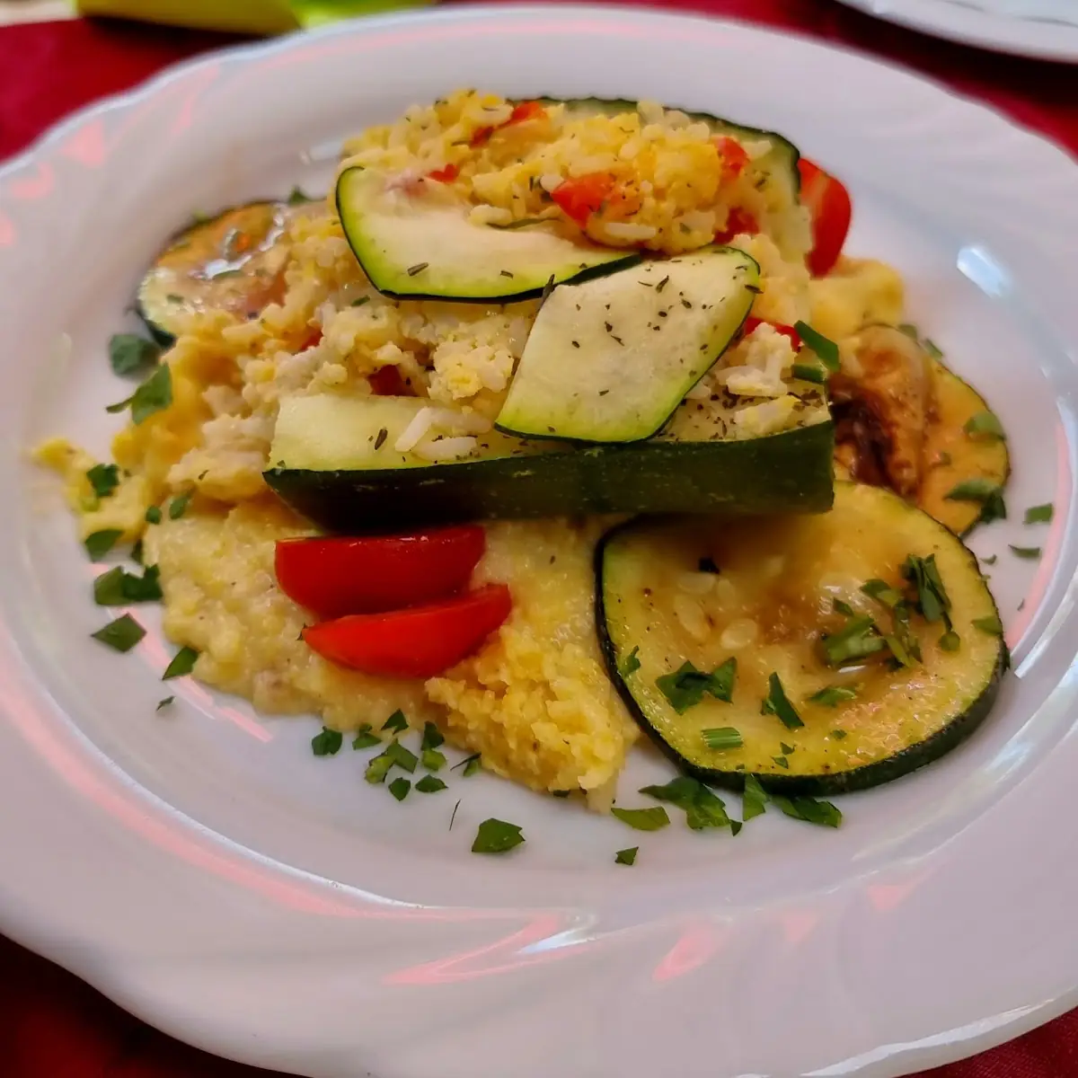 Gefüllte Zucchini Auf Polenta