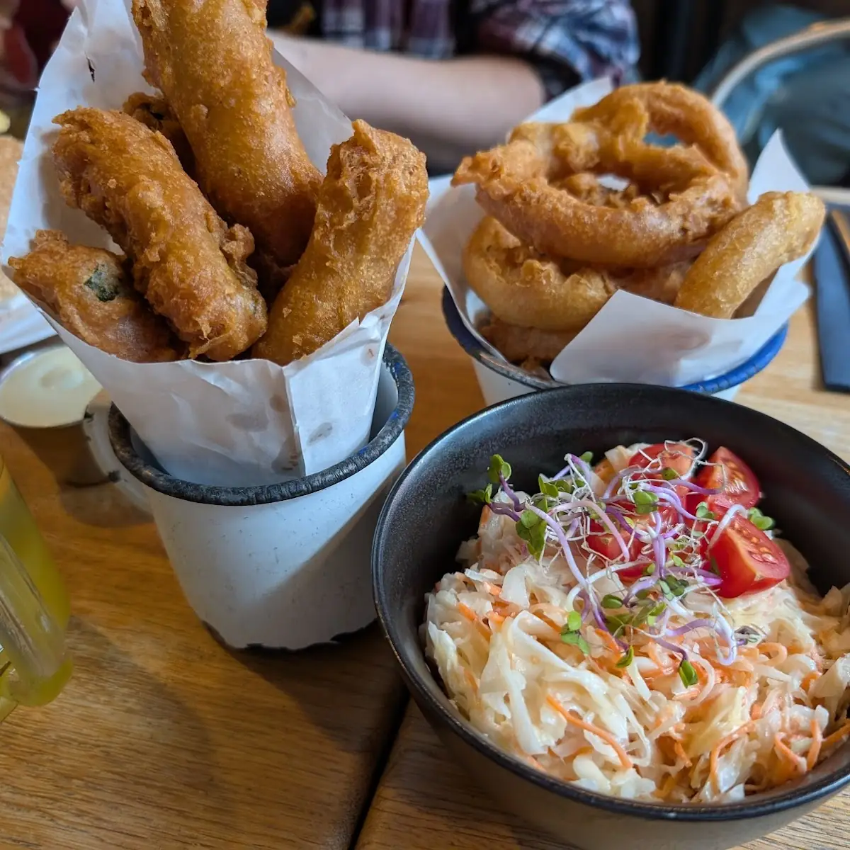 Coleslaw Onion Rings Und Zucchini Pommes