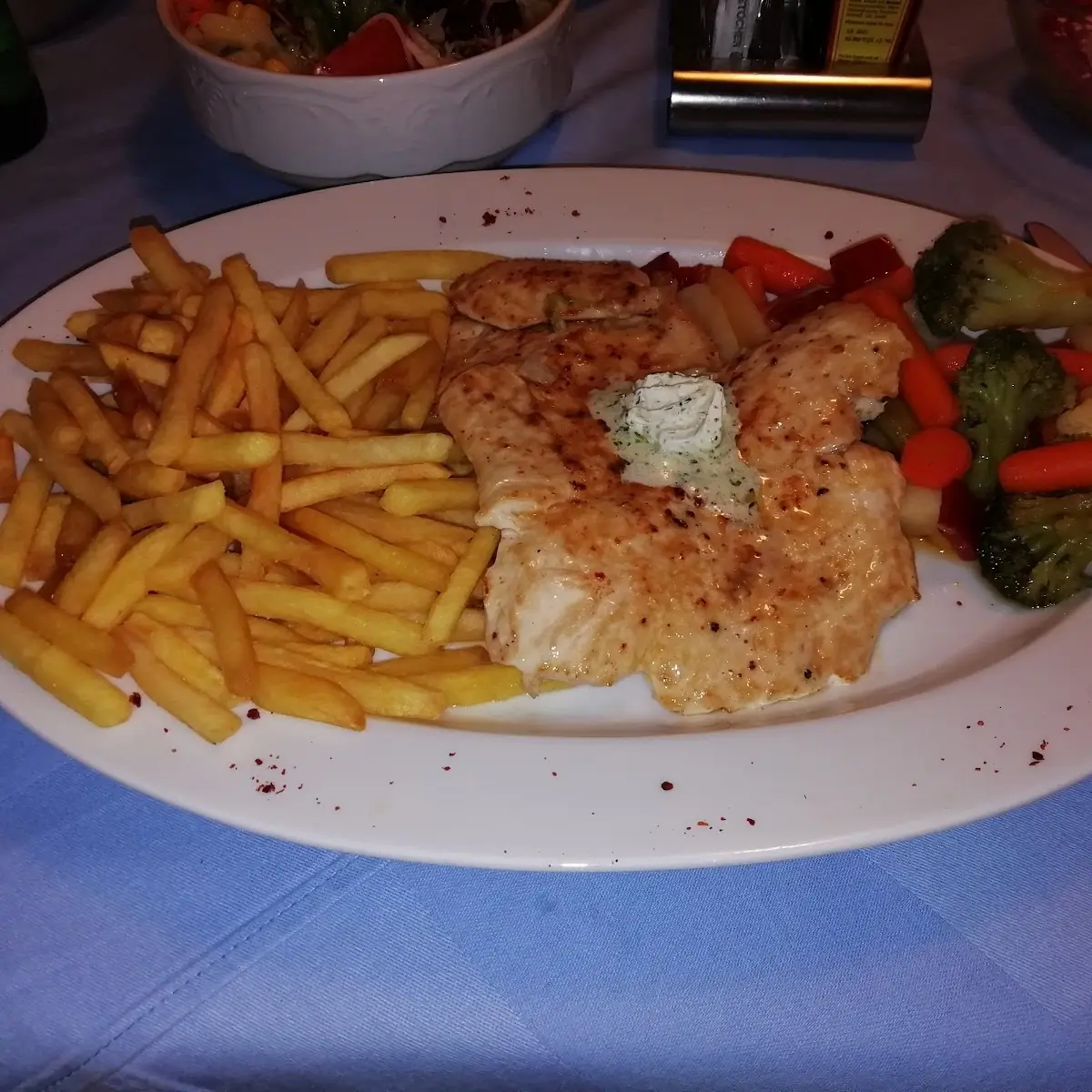 Hühnerschnitzel Mit Marktgemüse Und Pommes Frites