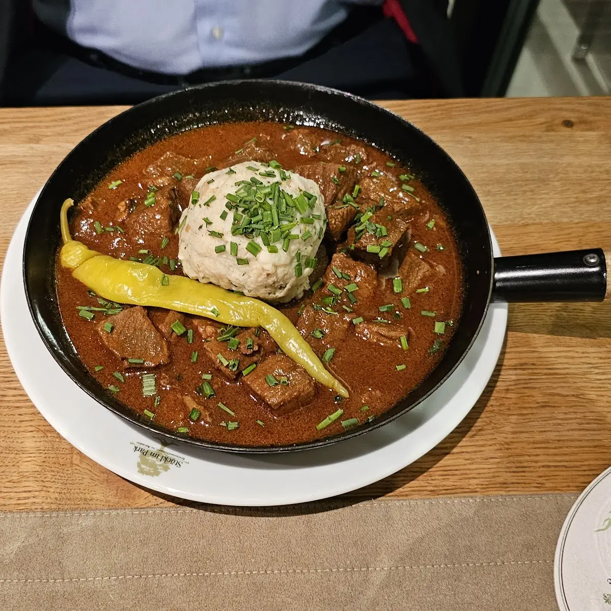 Rindsgulasch Mit Serviettenknödel