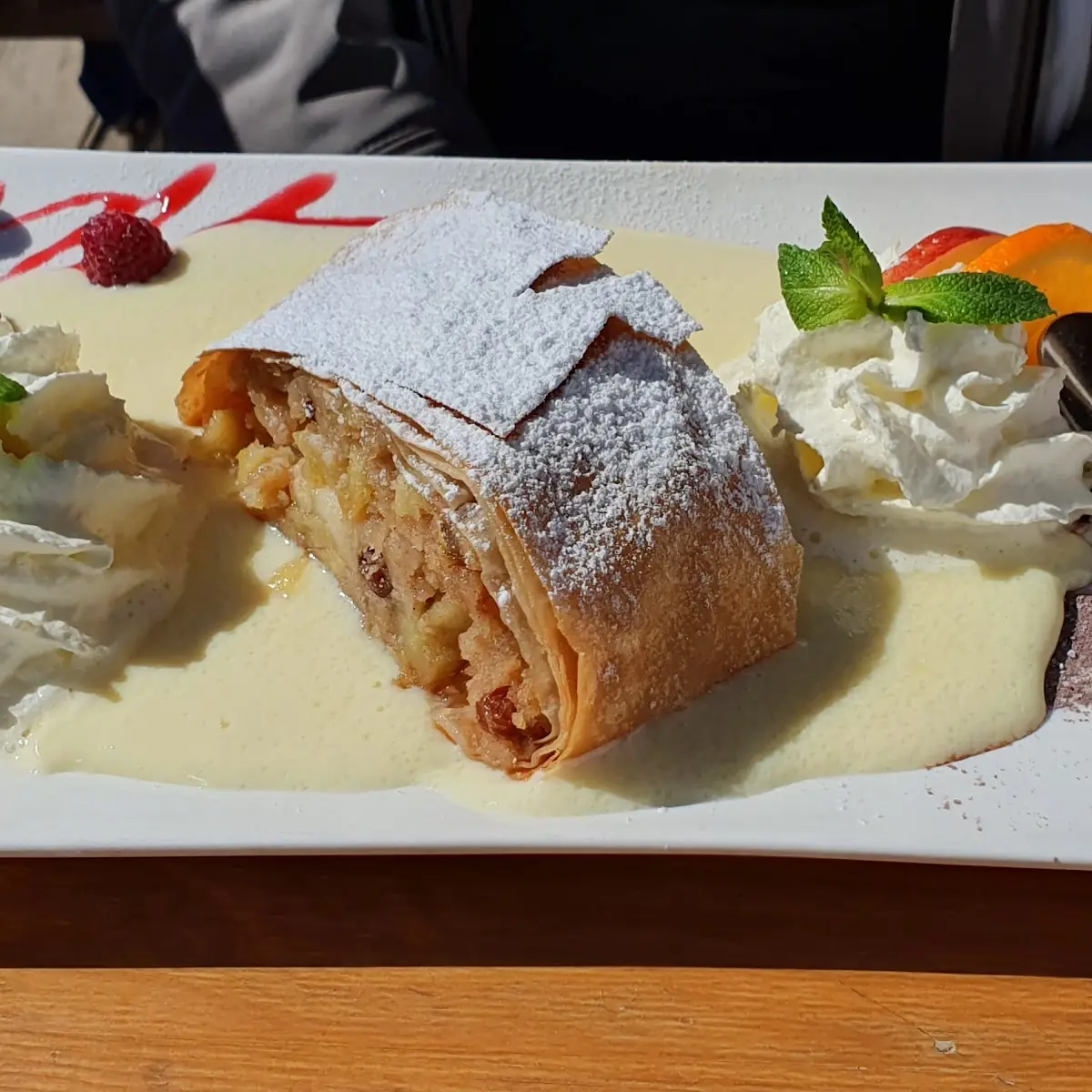 Apfelstrudel Mit Vaninilen Souse