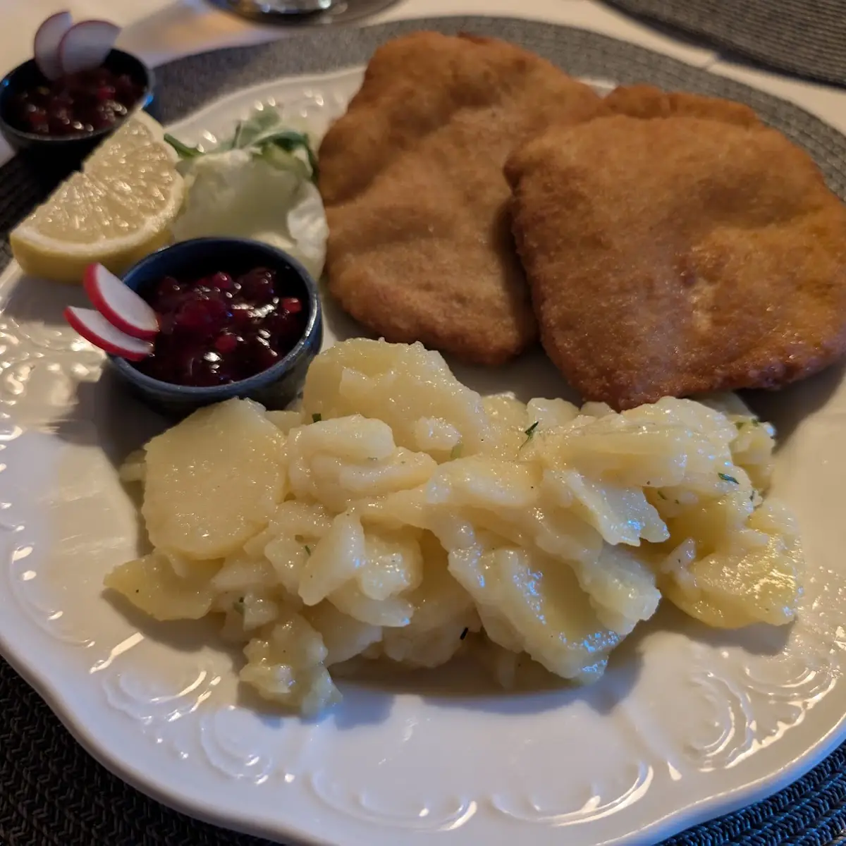 Schnitzel Wiener Art Mit Kartoffelsalat