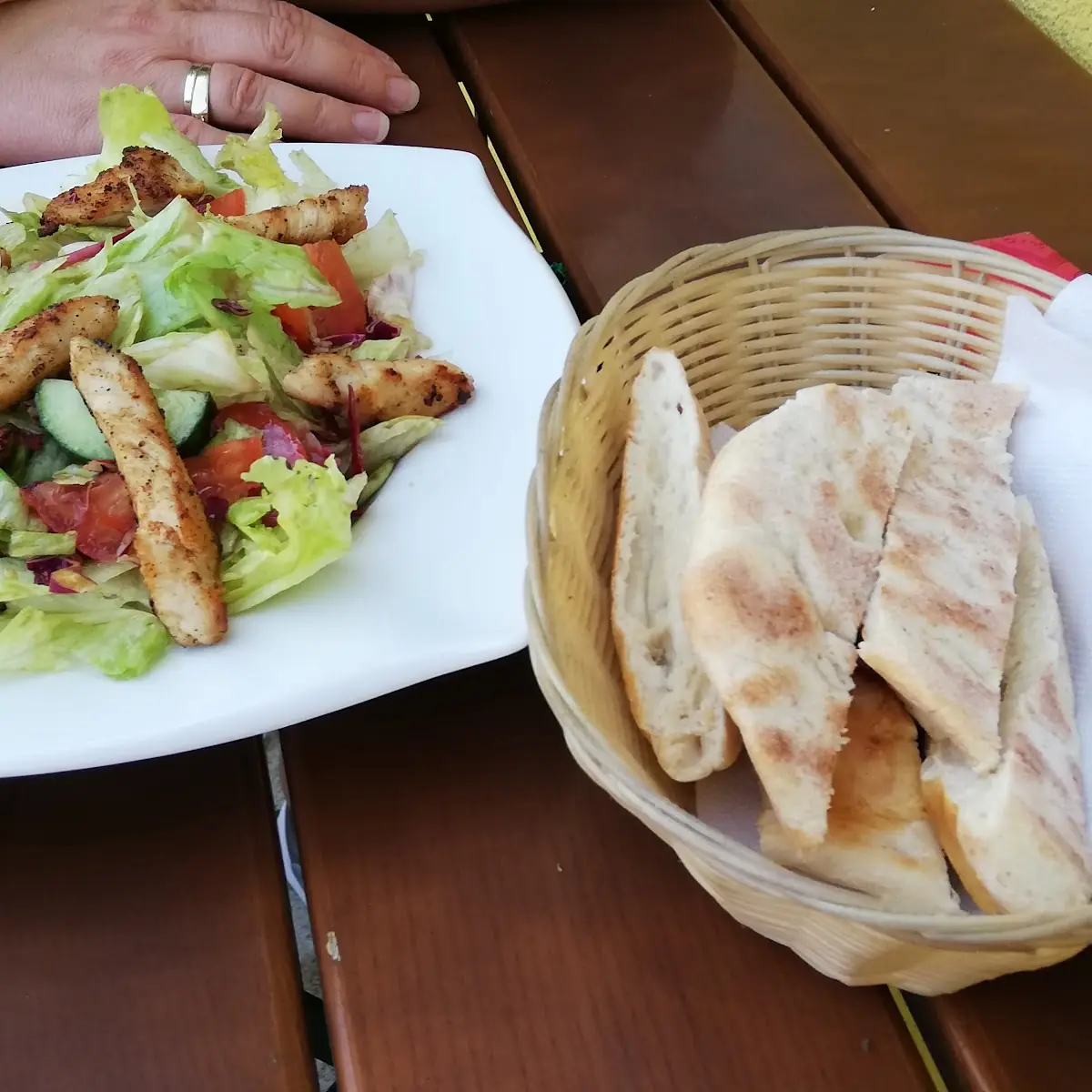 Knackiger Salat Mit Gegrillten Putenstreifen