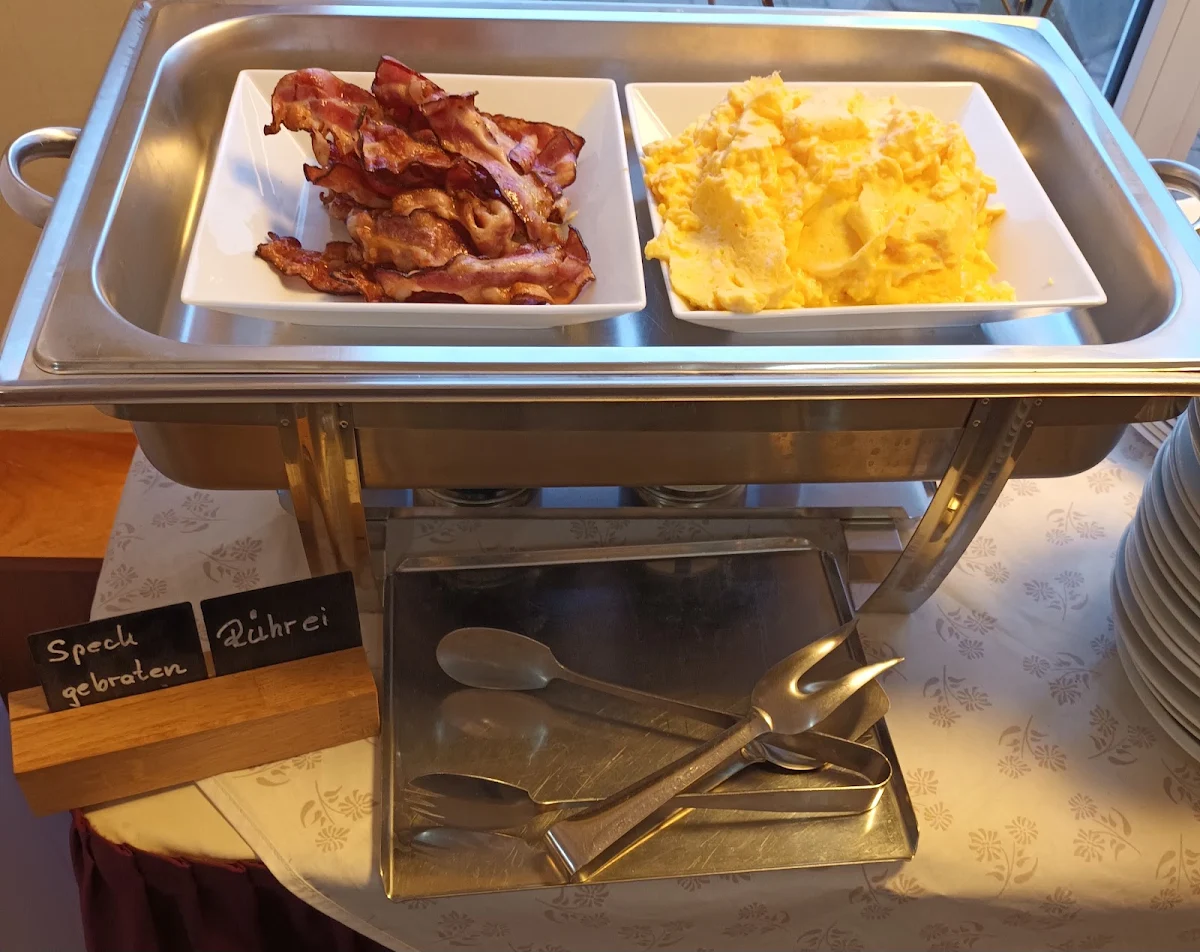 Frühstücksbuffet Am Samstag Gebratener Speck Und Eierspeise