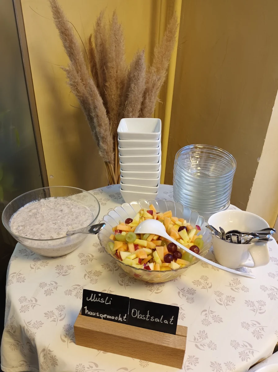 Selbstgemachtes Müsli Und Frisch Geschnittener Obstsalat Frühstücksbuffet Am Samstag