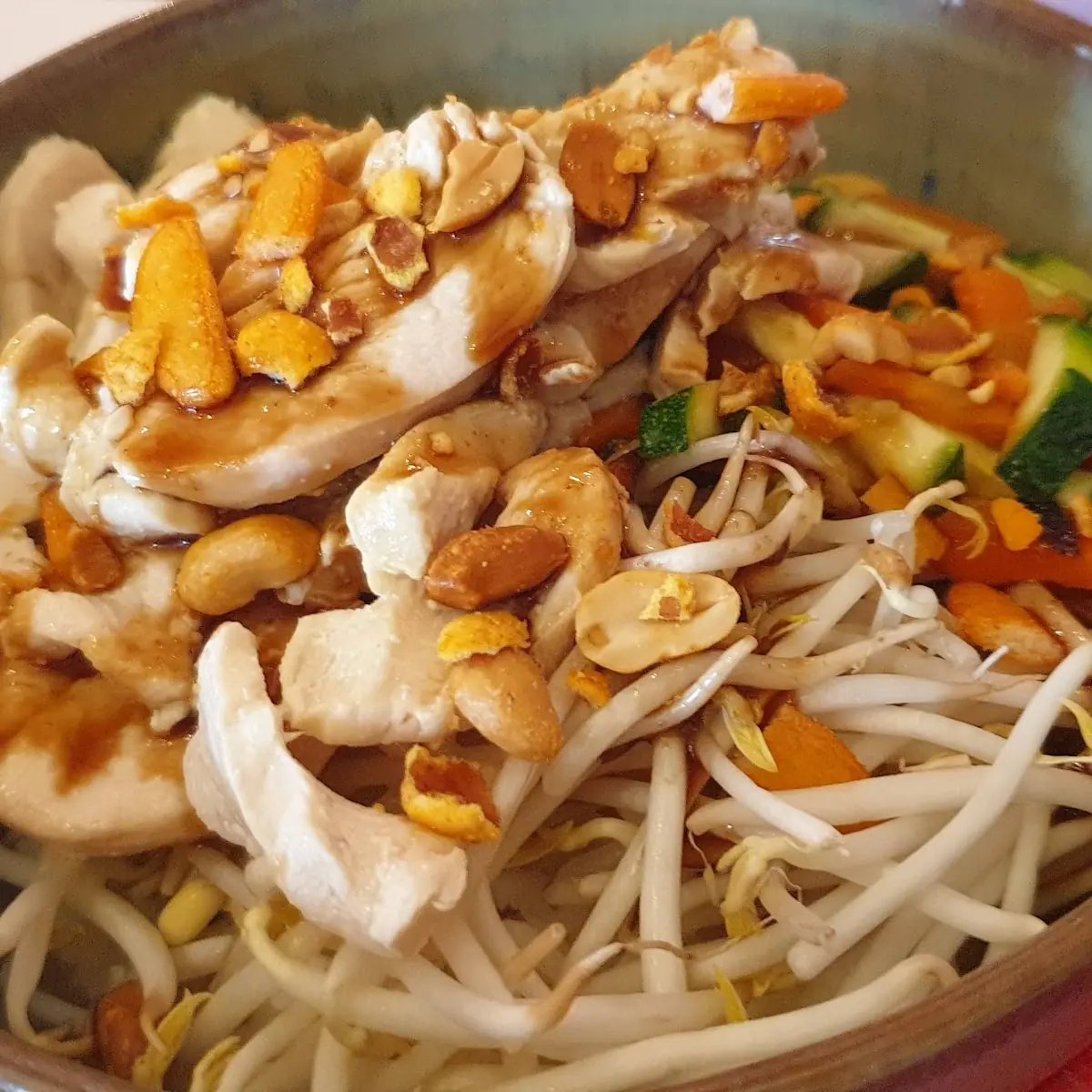 Bowl Mit Hühnerfleisch Und Gemüse