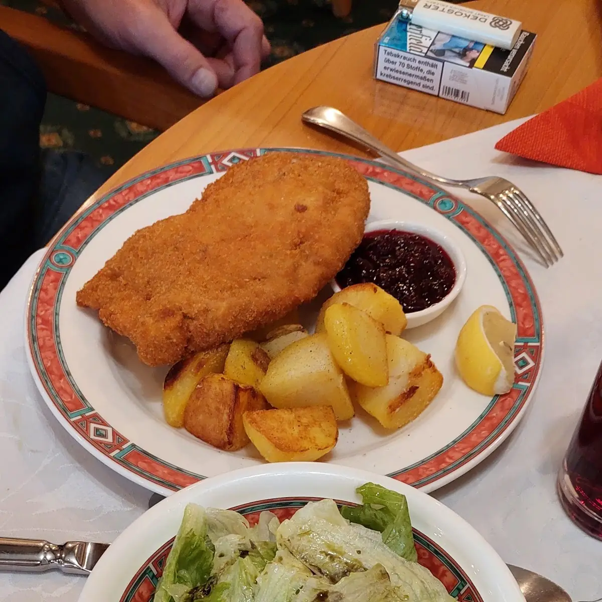 Crdonblez Mit Bratkartoffeln Und Grüner Salat