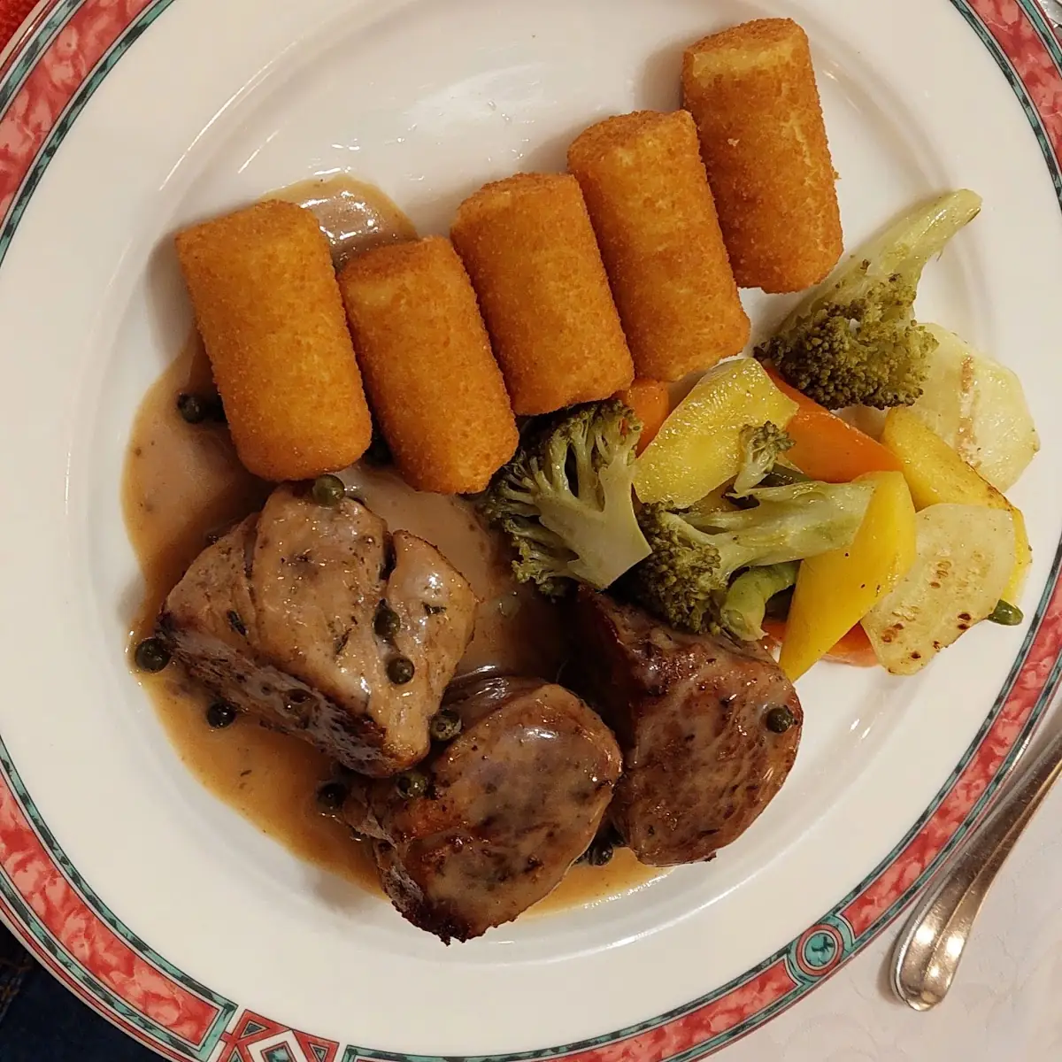 Schweinsmedallion Mit Pfeffersauce Und Kroketten
