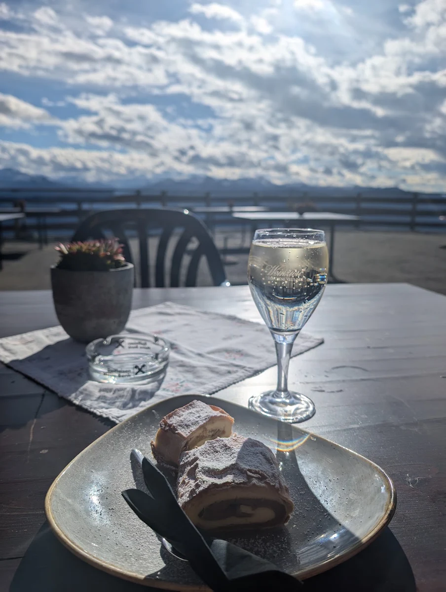 Topfenstrudel Und Weissweinschorle