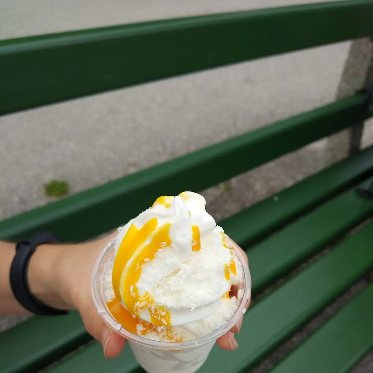 Frozen Yoghurt Mit Maracuja Sirup Und Kokos