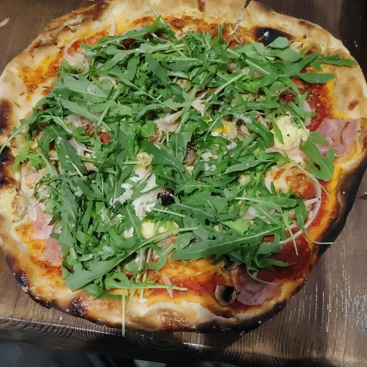 Pizza Mit Schinken Salami Zwiebeln Ei Und Rucola