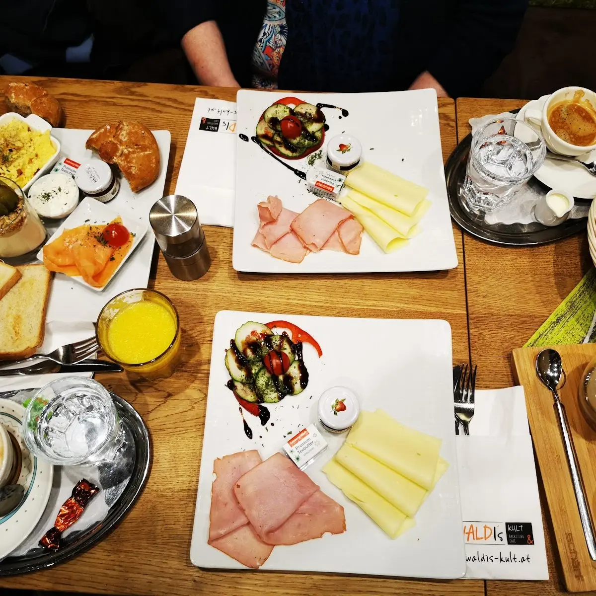 2x Frühstück Leo 1x Frühstück Dora