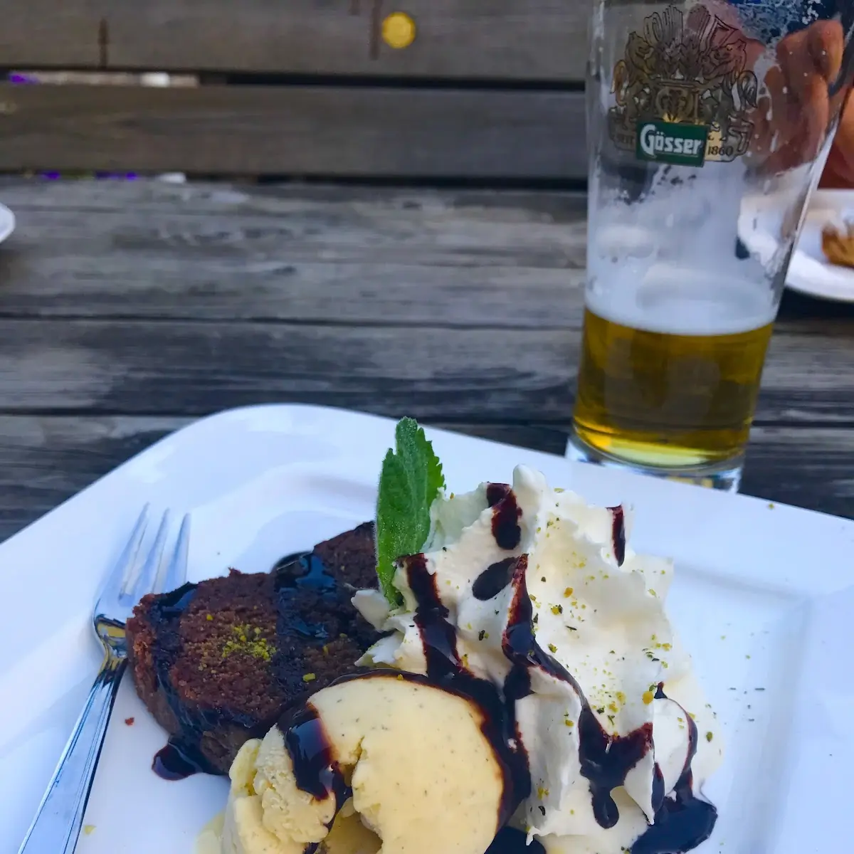 Schokokuchen Mit Eis Und Sahne