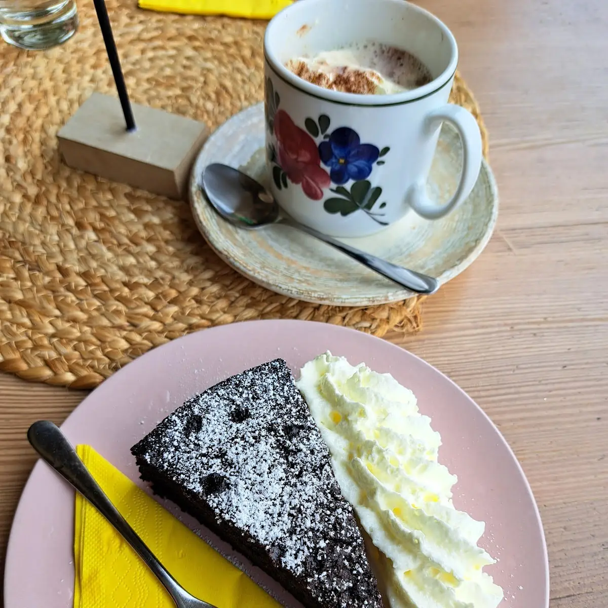 Schokokuchen Mit Schlag Und Heiße Schokolade Mit Schlag