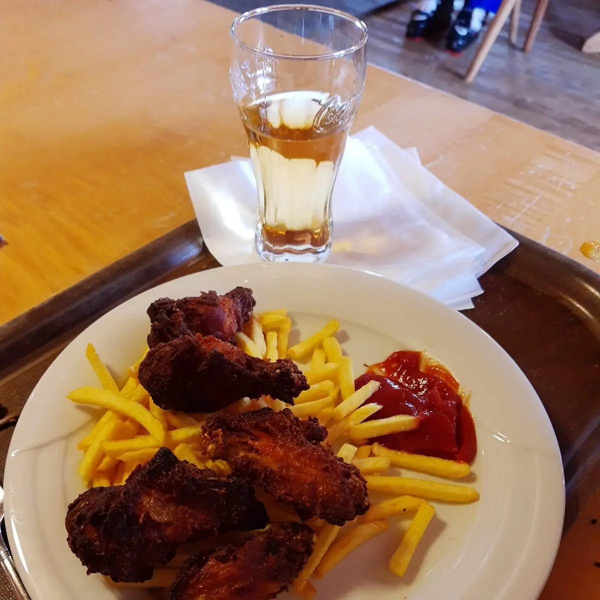 Chicken Wings Mit Pommes
