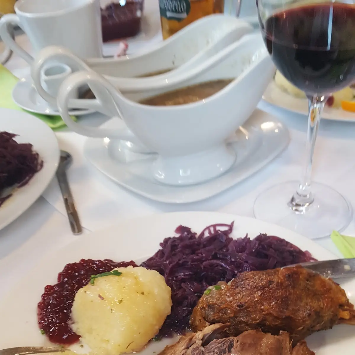 Gansl Mit Rotkraut Knödel Und Krautsalat