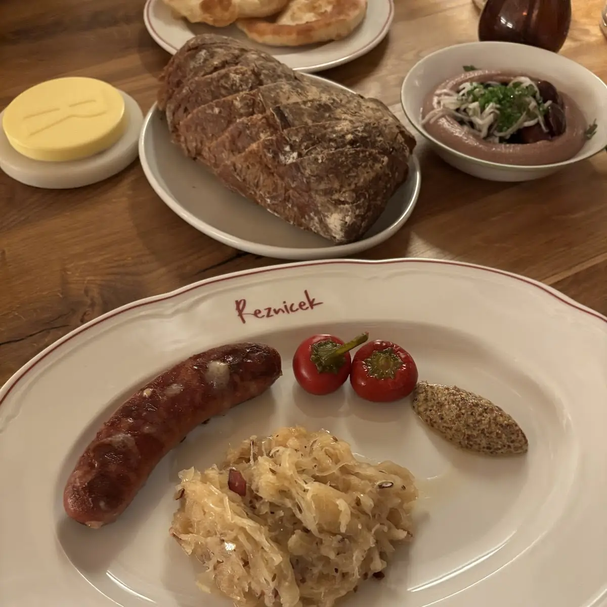 Käsekrainer Mit Sauerkraut