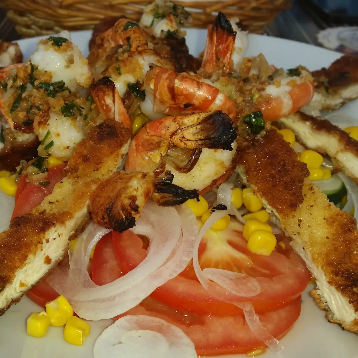 Salat Mit Gambas Und Hühnerbruststreifen