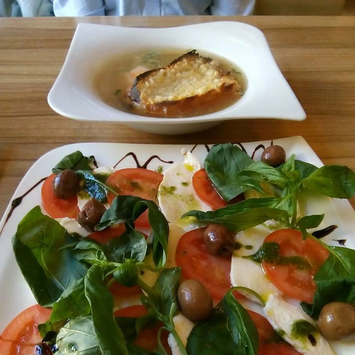 Zuppa Pavese Und Mozzarella Caprese