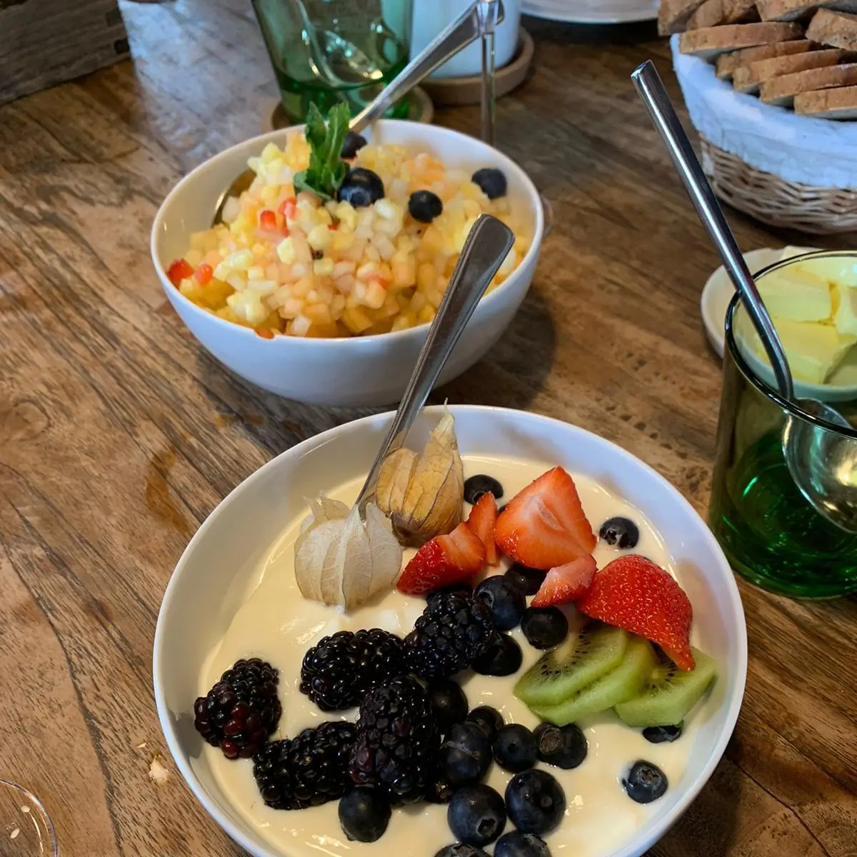 Joghurt Mit Beeren Und Dahinter Fruchtsalat