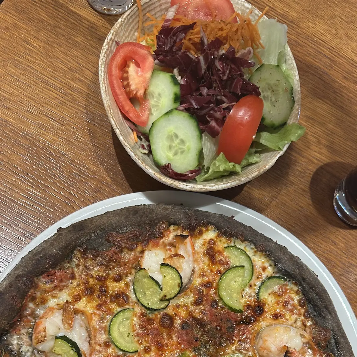 Schwarze Pizza With Salad