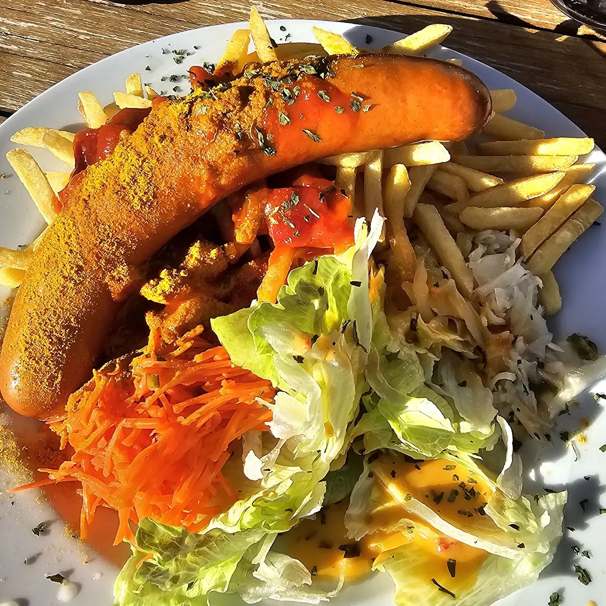 Hausgemachte Currywurst Mit Pommes Und Salat