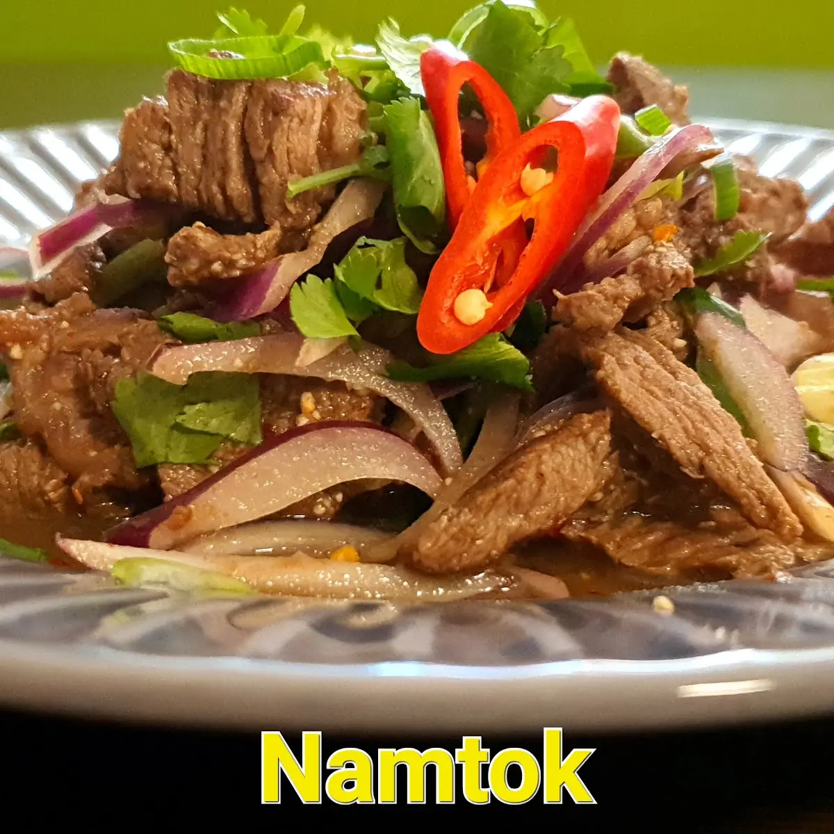 Nam Tok Mit Gegriltem Fleisch Scharf
