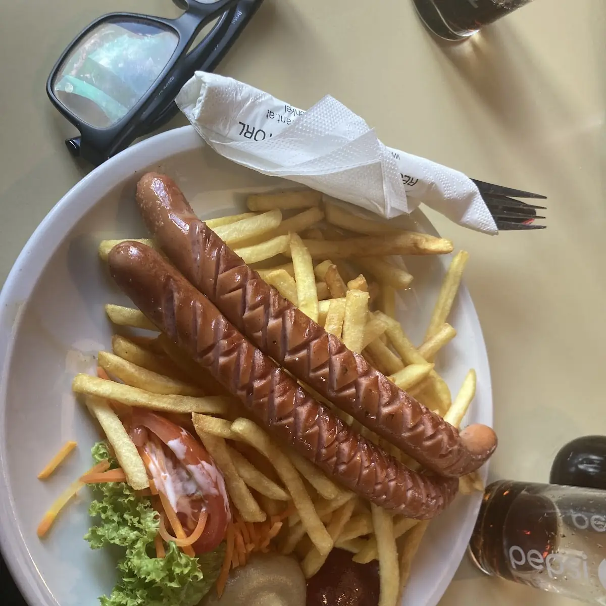 Grillwürstchen Mit Pommes