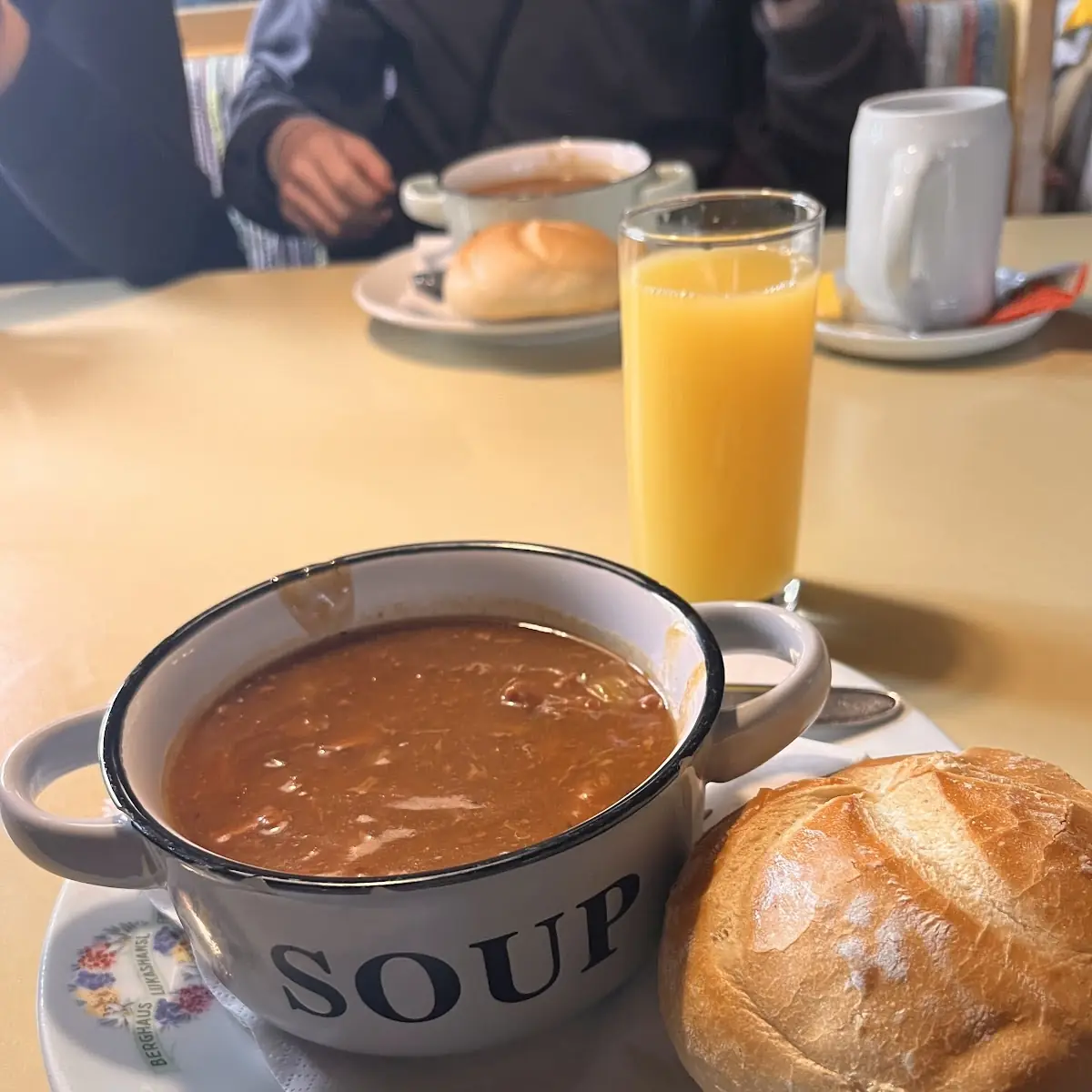 Gulaschsuppe Mit Semmel