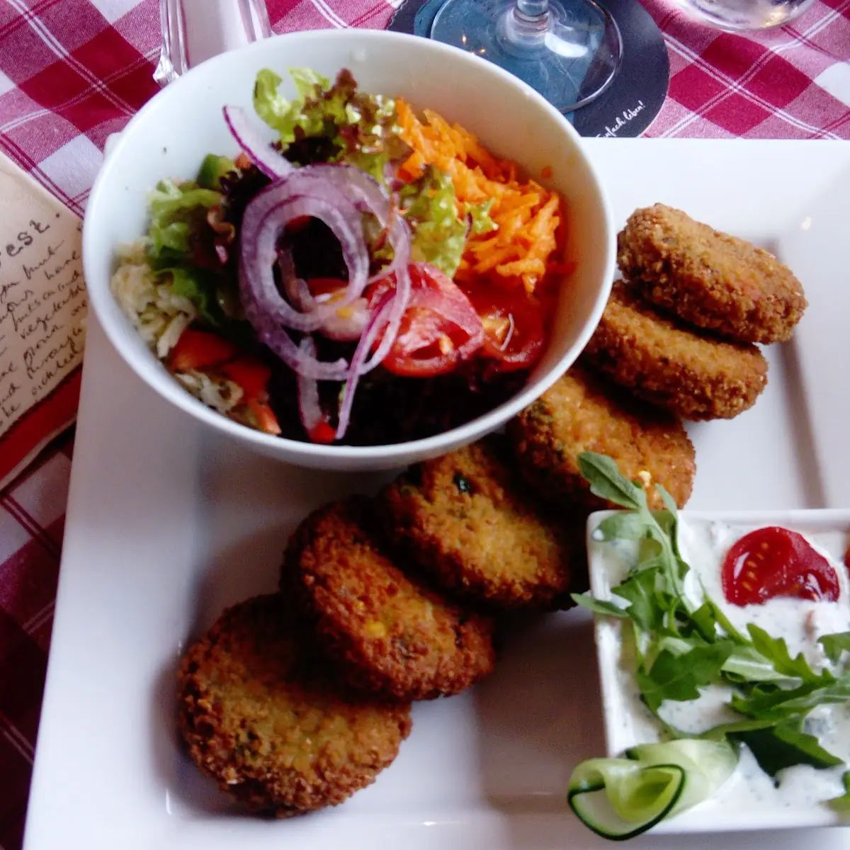 Geműsebratlinge Mit Sauce Und Salat
