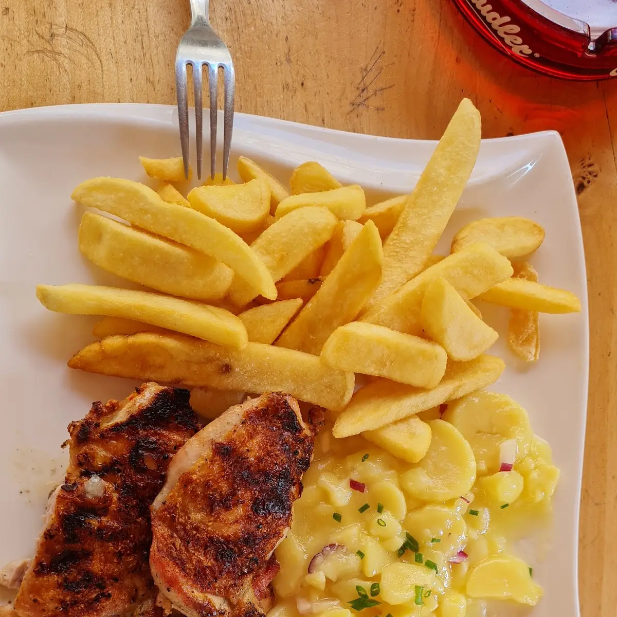 Hähnchenbrust Gegrillt Mit Pommes Und Kartoffelsalat