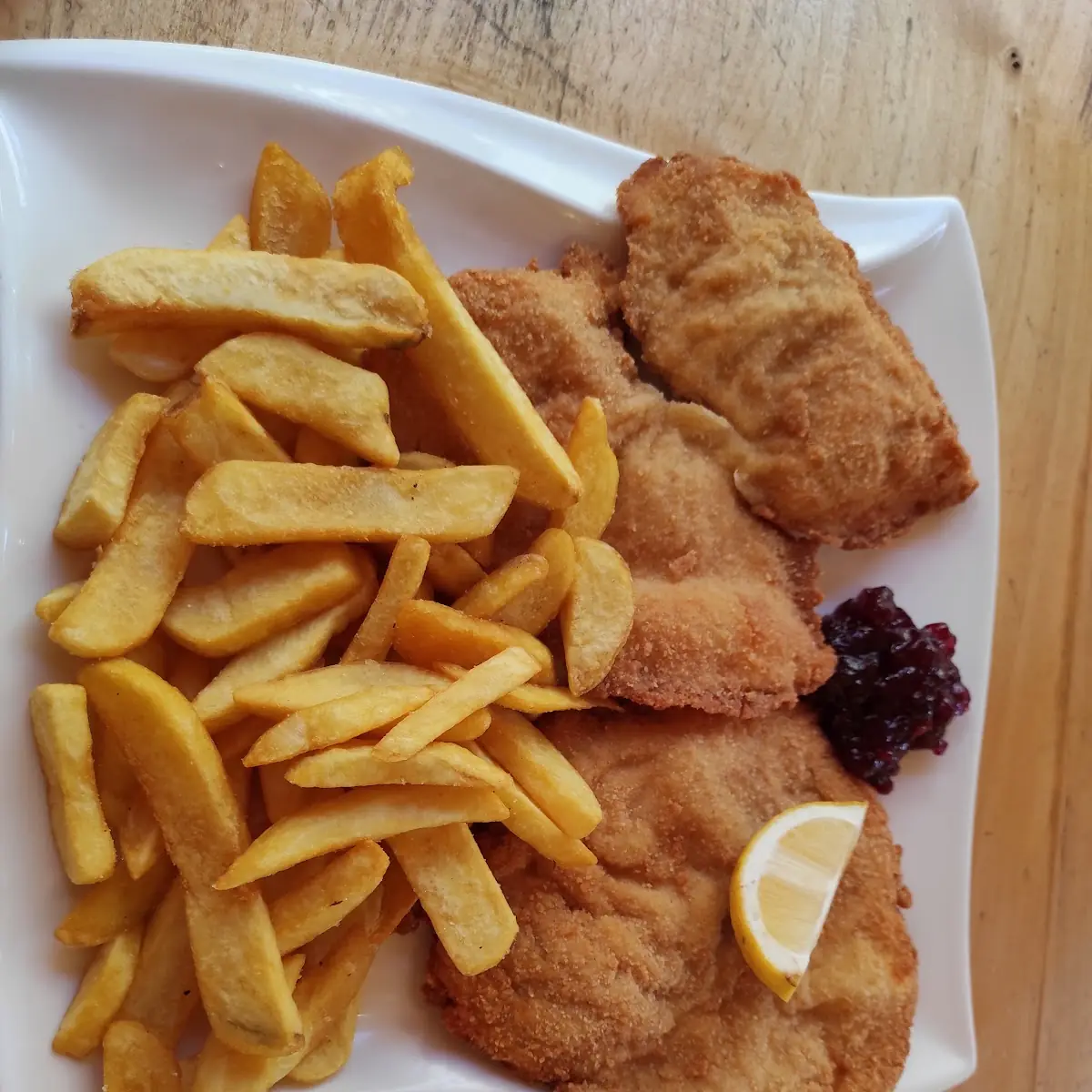Hähnchenschnitzel Mit Pommes