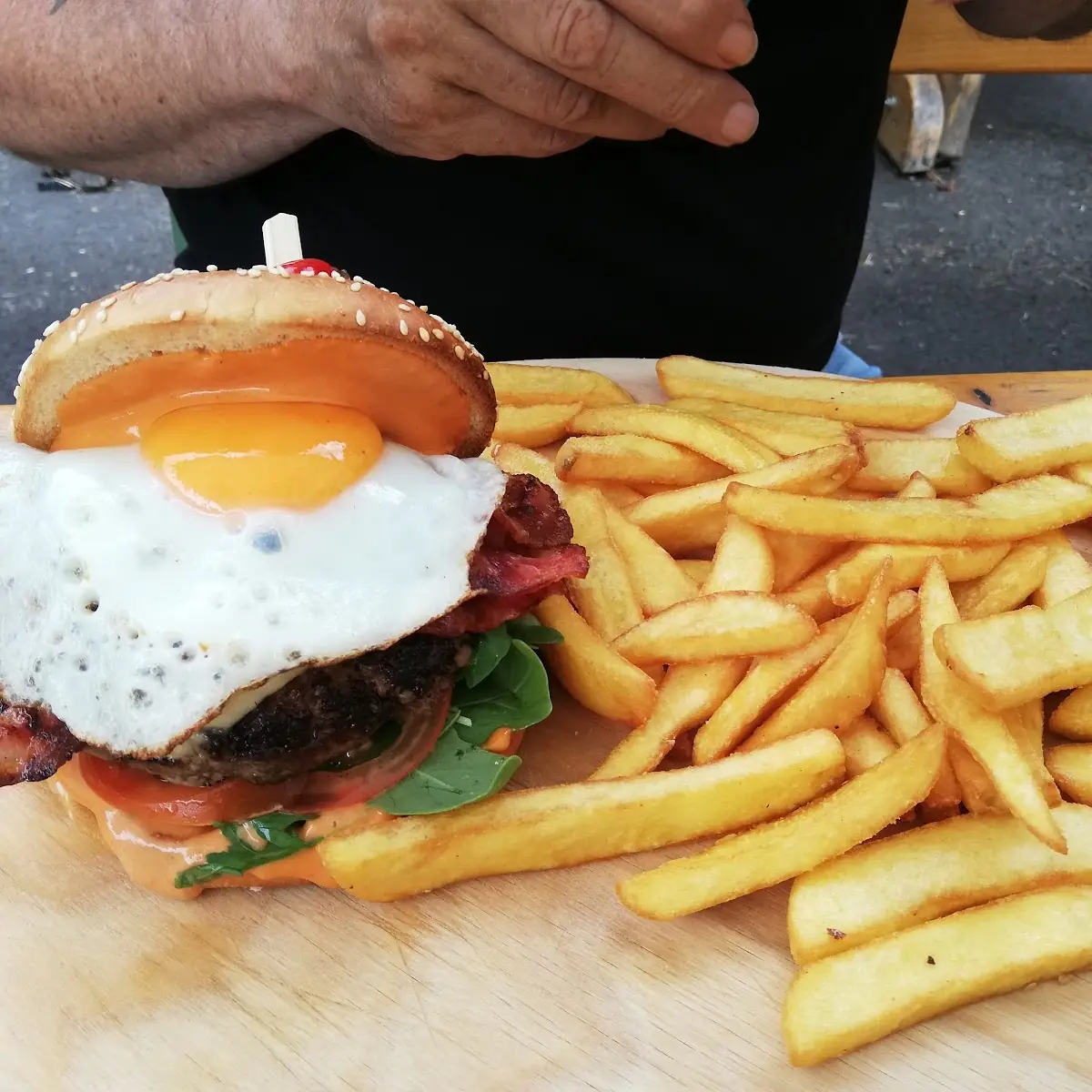 Westernburger Mit Pommes